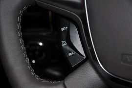 2012款福特福克斯三厢1.6L手自一体尊贵型