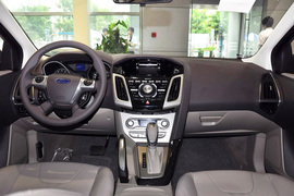 2012款福特福克斯三厢1.6L手自一体尊贵型