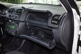 2012款斯柯达晶锐1.6L手动酷黑版