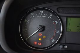 2012款斯柯达晶锐1.6L手动酷黑版