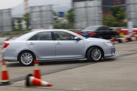 2012款丰田凯美瑞尊瑞场地试驾实拍