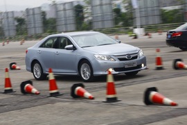 2012款丰田凯美瑞尊瑞场地试驾实拍