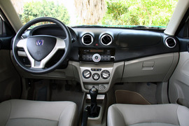 2012款长安悦翔V3试驾