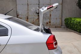 2012款长安CX30三厢1.6L手动豪华型