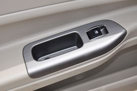 2012款长安CX30三厢1.6L手动豪华型