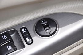 2012款长安CX30三厢1.6L手动豪华型