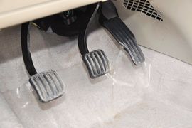 2012款长安CX30三厢1.6L手动豪华型