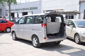 2012款郑州日产帅客2.0L自动豪华型
