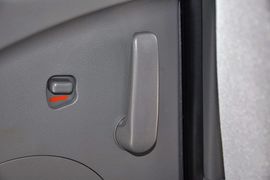 2012款郑州日产帅客2.0L自动豪华型