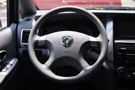 2012款郑州日产帅客2.0L自动豪华型