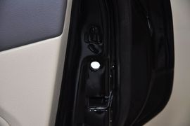 2012款福特福克斯三厢经典版1.8L手自一体时尚型