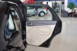 2012款福特福克斯三厢经典版1.8L手自一体时尚型