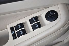 2012款福特福克斯三厢经典版1.8L手自一体时尚型