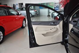 2012款福特福克斯三厢经典版1.8L手自一体时尚型