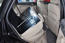 2012款福特福克斯三厢经典版1.8L手自一体时尚型