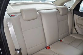 2012款福特福克斯三厢经典版1.8L手自一体时尚型
