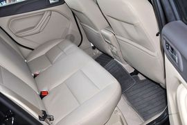 2012款福特福克斯三厢经典版1.8L手自一体时尚型