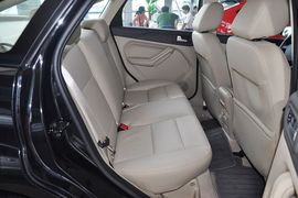 2012款福特福克斯三厢经典版1.8L手自一体时尚型