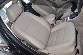 2012款福特福克斯三厢经典版1.8L手自一体时尚型