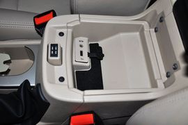 2012款福特福克斯三厢经典版1.8L手自一体时尚型