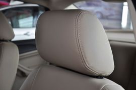 2012款福特福克斯三厢经典版1.8L手自一体时尚型
