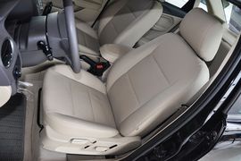 2012款福特福克斯三厢经典版1.8L手自一体时尚型