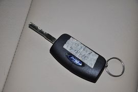 2012款福特福克斯三厢经典版1.8L手自一体时尚型
