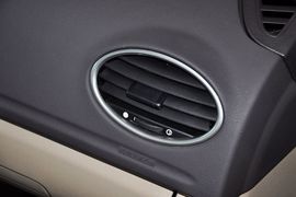 2012款福特福克斯三厢经典版1.8L手自一体时尚型
