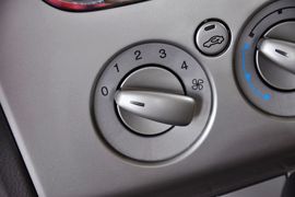 2012款福特福克斯三厢经典版1.8L手自一体时尚型