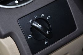 2012款福特福克斯三厢经典版1.8L手自一体时尚型