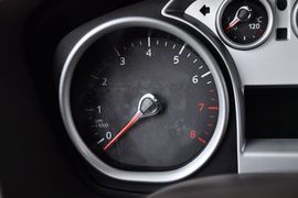 2012款福特福克斯三厢经典版1.8L手自一体时尚型