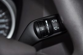 2012款福特福克斯三厢经典版1.8L手自一体时尚型