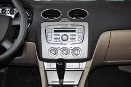 2012款福特福克斯三厢经典版1.8L手自一体时尚型