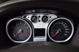 2012款福特福克斯三厢经典版1.8L手自一体时尚型
