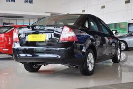 2012款福特福克斯三厢经典版1.8L手自一体时尚型