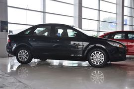 2012款福特福克斯三厢经典版1.8L手自一体时尚型