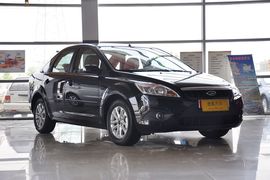 2012款福特福克斯三厢经典版1.8L手自一体时尚型