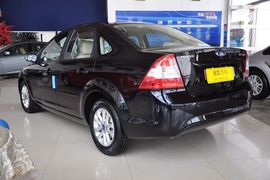 2012款福特福克斯三厢经典版1.8L手自一体时尚型