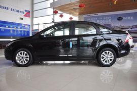 2012款福特福克斯三厢经典版1.8L手自一体时尚型