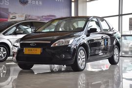 2012款福特福克斯三厢经典版1.8L手自一体时尚型