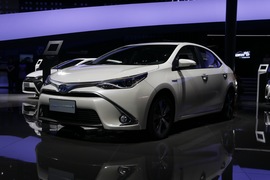 2017款丰田雷凌双擎