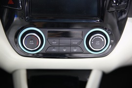 东风风神E70上海车展实拍