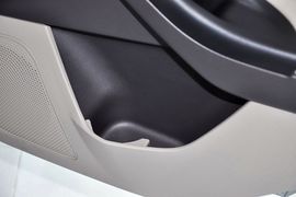 2012款福特福克斯三厢1.6L手自一体尊贵型