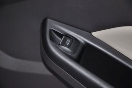 2012款福特福克斯三厢1.6L手自一体尊贵型