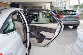 2012款福特福克斯三厢1.6L手自一体尊贵型