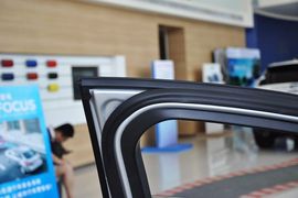 2012款福特福克斯三厢1.6L手自一体尊贵型