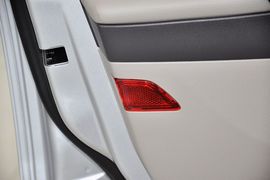 2012款福特福克斯三厢1.6L手自一体尊贵型