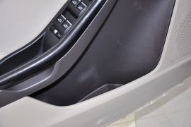 2012款福特福克斯三厢1.6L手自一体尊贵型