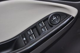 2012款福特福克斯三厢1.6L手自一体尊贵型