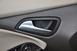2012款福特福克斯三厢1.6L手自一体尊贵型
